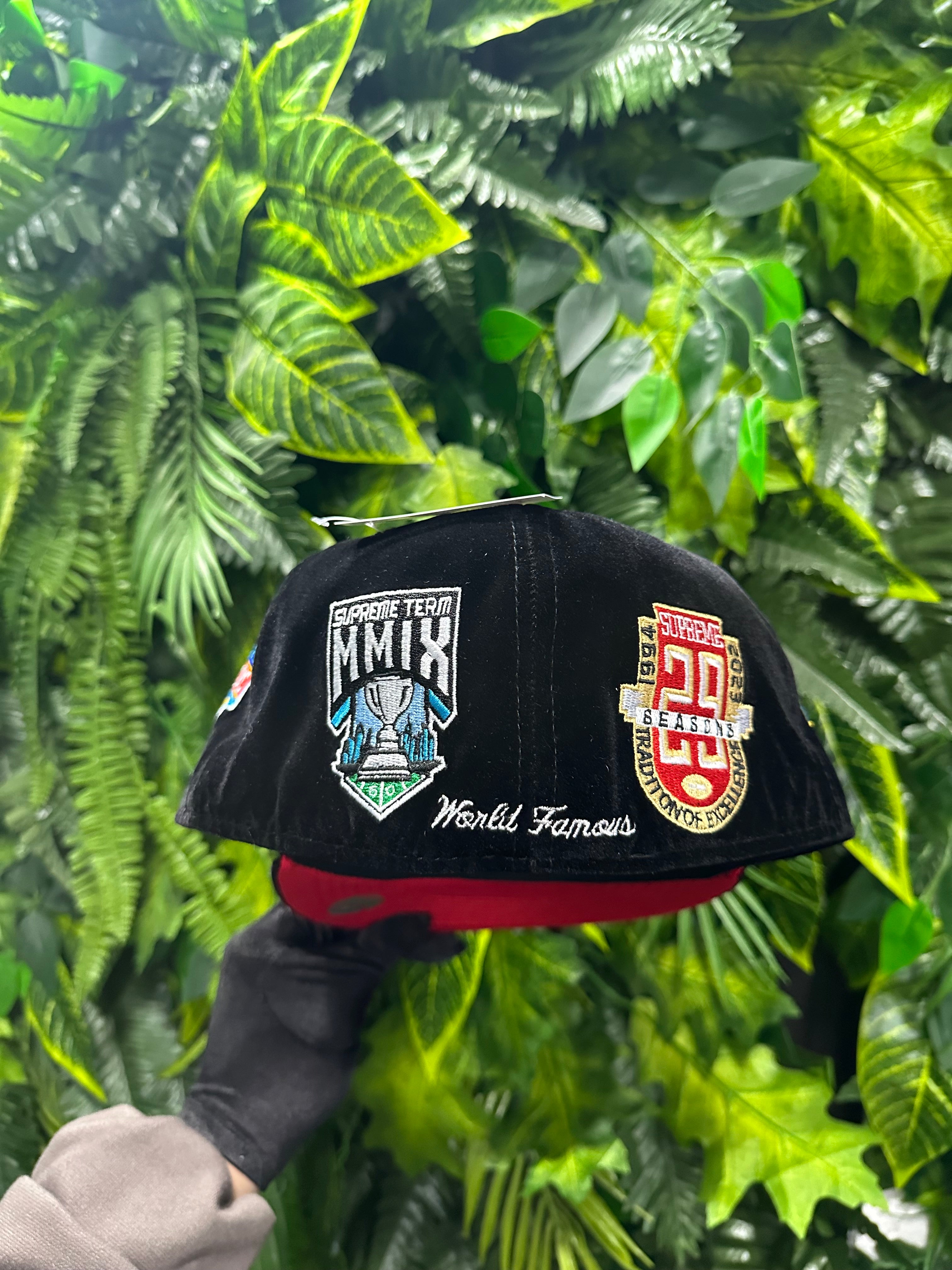 Cappello Velluto Supreme ChampionShips